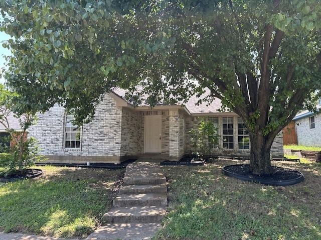 1042 Kim Ln, Mesquite, TX 75149 - view of front of house with brick siding and a front lawn