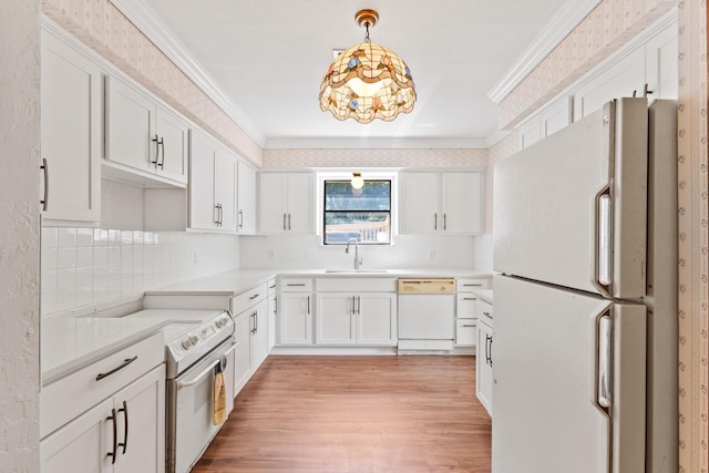 791 Cedar Oak Dr, Pottsboro, TX 75076 - kitchen with white appliances, crown molding, a sink, backsplash, and light wood-style floors