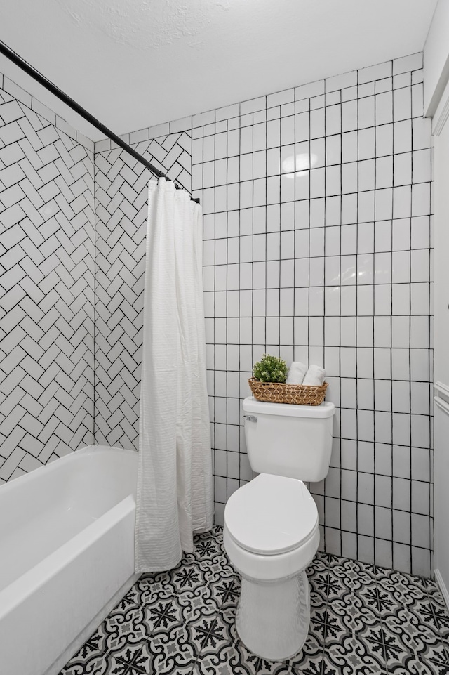 1418 Lakeshore Blvd, Oak Point, TX 75068 - full bathroom featuring toilet, shower / tub combo, tile patterned floors, and tile walls
