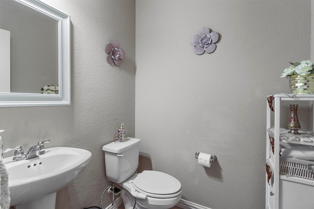 316 Tallgrass Ln, Plano, TX 75023 - bathroom with toilet, a sink, and baseboards