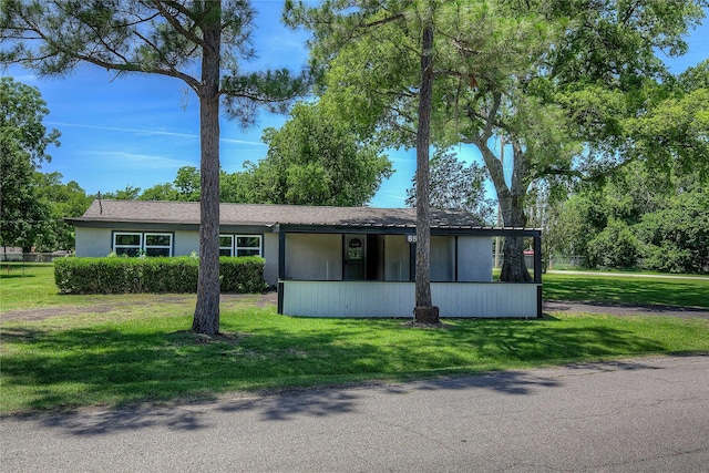 552 Oak Leaf Trl, East Tawakoni, TX 75472 - view of front of house featuring a front yard and covered porch