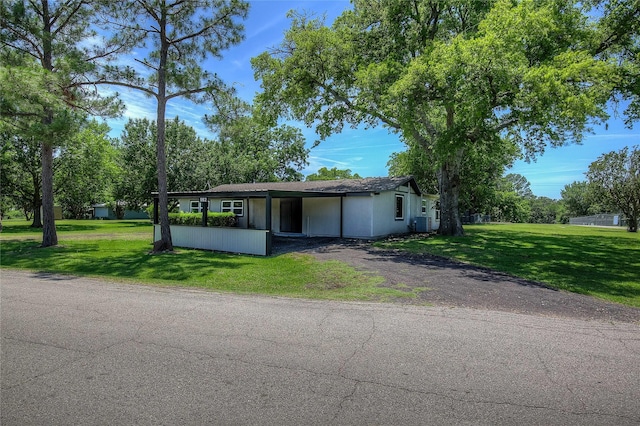 552 Oak Leaf Trl, East Tawakoni, TX 75472 - ranch-style home featuring driveway and a front yard