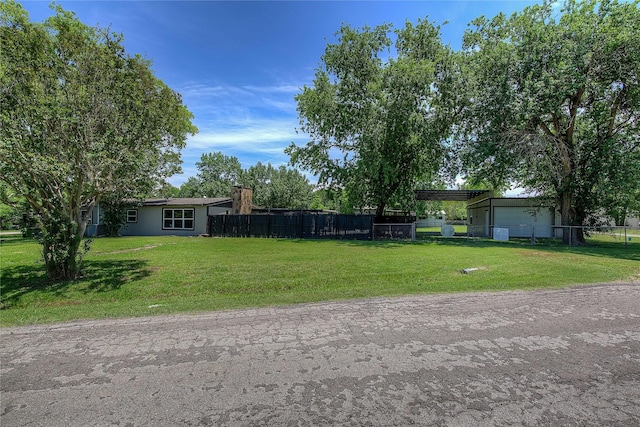 552 Oak Leaf Trl, East Tawakoni, TX 75472 - view of yard with a garage