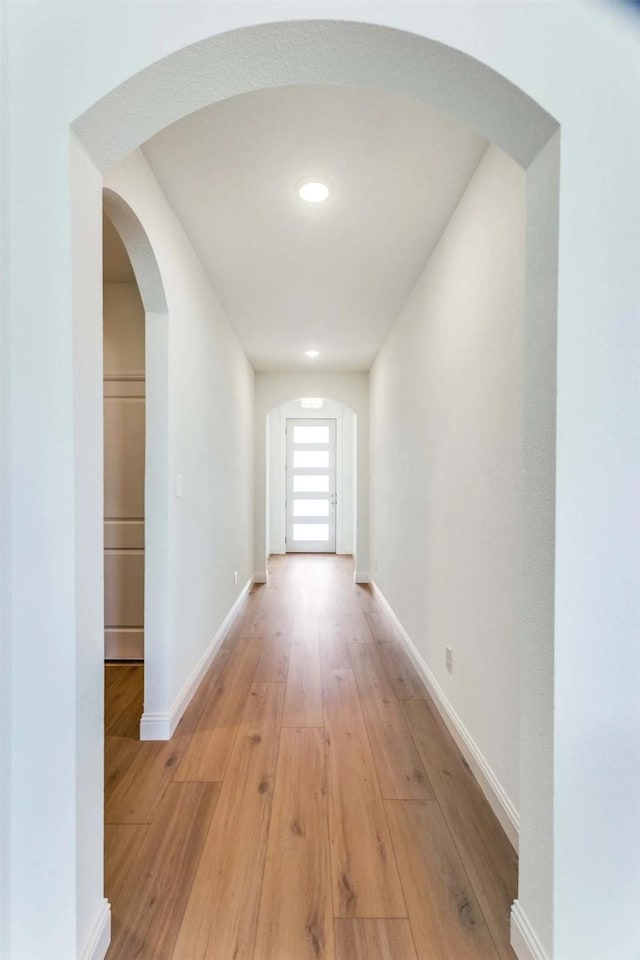 533 Hillcrest Cir, Justin, TX 76247 - hallway featuring arched walkways, light wood finished floors, baseboards, and recessed lighting