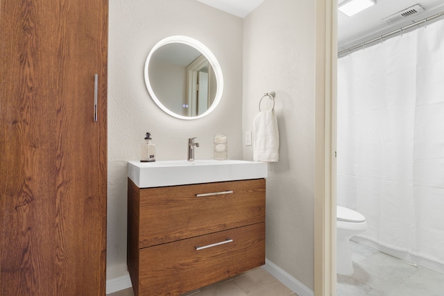 2800 Escada Dr Unit 207, Farmers Branch, TX 75234 - full bathroom featuring vanity, toilet, baseboards, and curtained shower