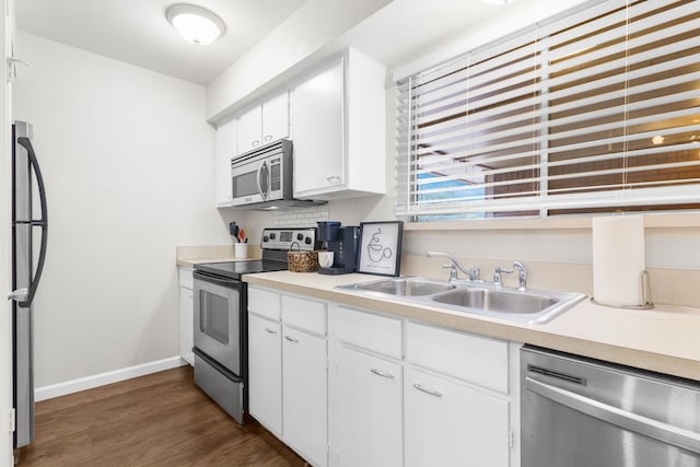 2800 Escada Dr Unit 207, Farmers Branch, TX 75234 - kitchen with stainless steel appliances, a sink, baseboards, and light countertops