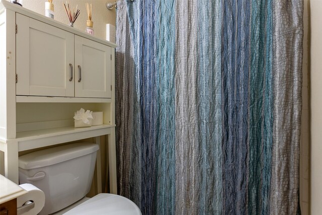 4633 Sleepy Meadows Dr, Fort Worth, TX 76244 - bathroom featuring toilet, vanity, and a shower with curtain