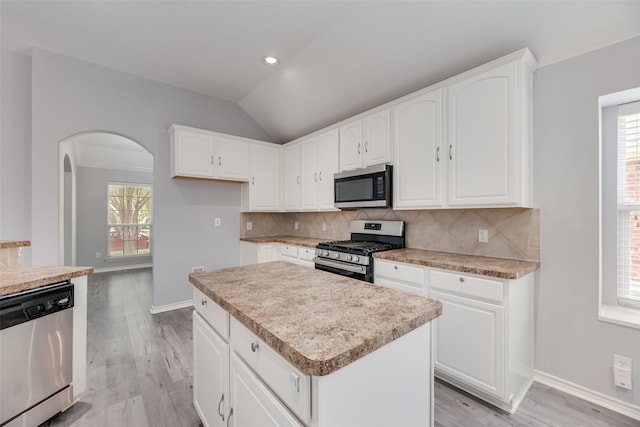 1707 Balboa Ln, Allen, TX 75002 - kitchen with stainless steel appliances, light wood finished floors, baseboards, tasteful backsplash, and vaulted ceiling
