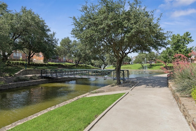 1084 Leisure Ln, Irving, TX 75063 - surrounding community featuring a water view and a yard
