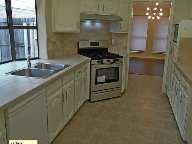 1211 Oriental Ave, Arlington, TX 76011 - kitchen featuring gas range, dishwasher, a sink, under cabinet range hood, and a chandelier