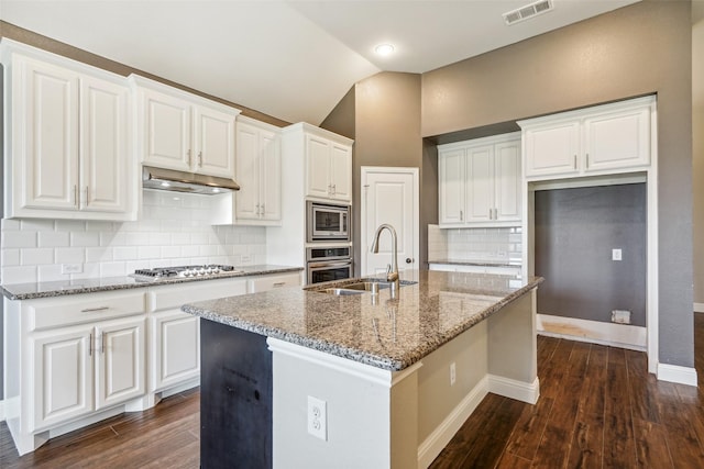 9617 Rexford, Fort Worth, TX 76131 - kitchen with stainless steel appliances, a sink, under cabinet range hood, baseboards, and lofted ceiling