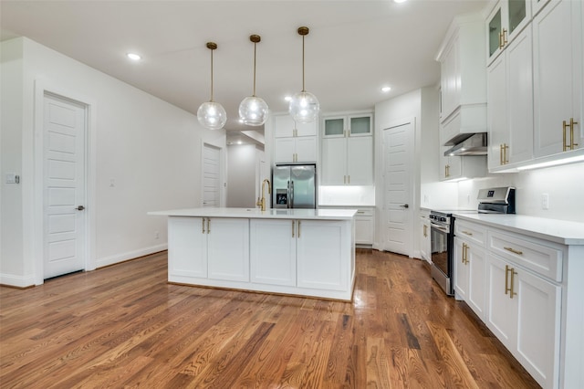319 Bounding Main St, Gun Barrel City, TX 75156 - kitchen featuring appliances with stainless steel finishes, white cabinetry, wood finished floors, light countertops, and a kitchen island with sink