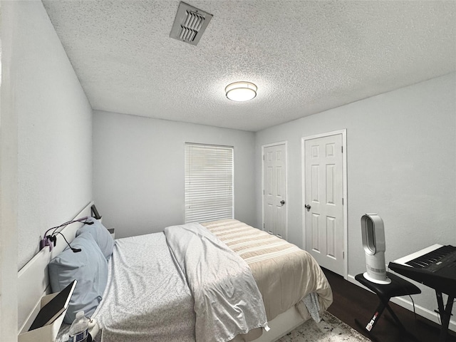 629 Yosemite Trl, Mesquite, TX 75149 - bedroom featuring a textured ceiling and wood finished floors