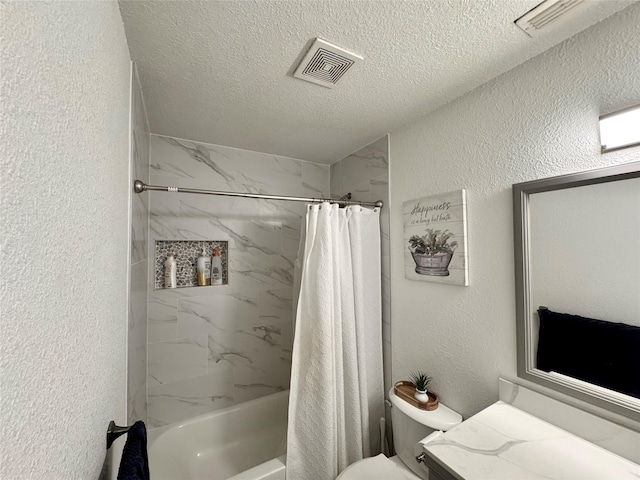 629 Yosemite Trl, Mesquite, TX 75149 - bathroom with toilet, a textured ceiling, shower / bath combo, a textured wall, and vanity