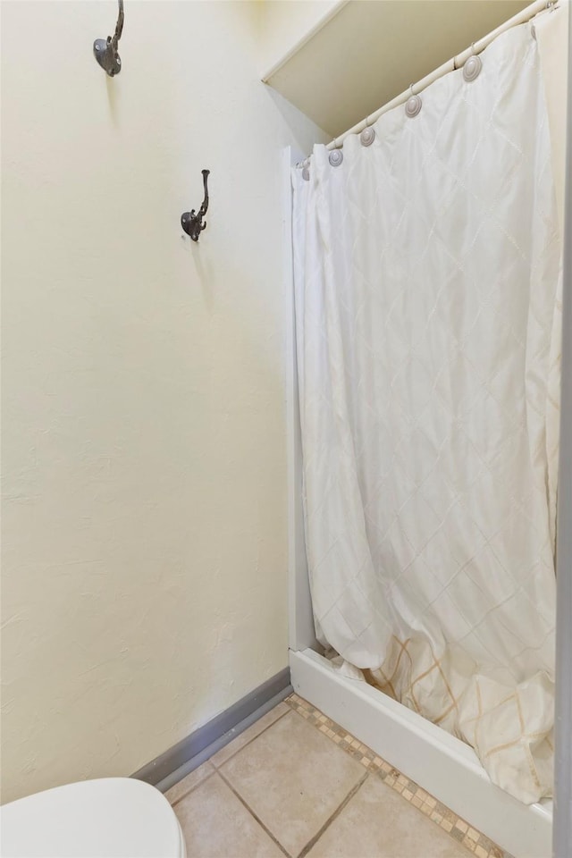 5 Scott Pl, Abilene, TX 79601 - full bathroom featuring toilet, a shower with curtain, baseboards, and tile patterned floors