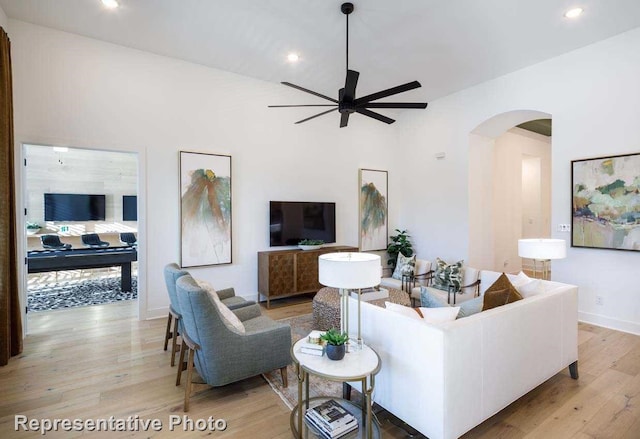 2507 Miranda Ln, Rockwall, TX 75087 - living area featuring arched walkways, light wood-style floors, ceiling fan, recessed lighting, and vaulted ceiling