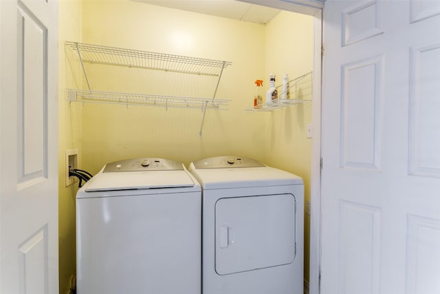 202 N St, Grand Prairie, TX 75050 - laundry room with washing machine and clothes dryer