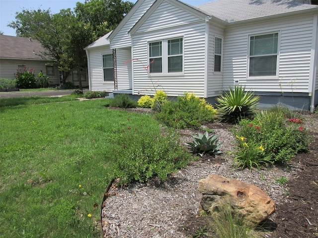 202 N St, Grand Prairie, TX 75050 - view of front facade with a front lawn