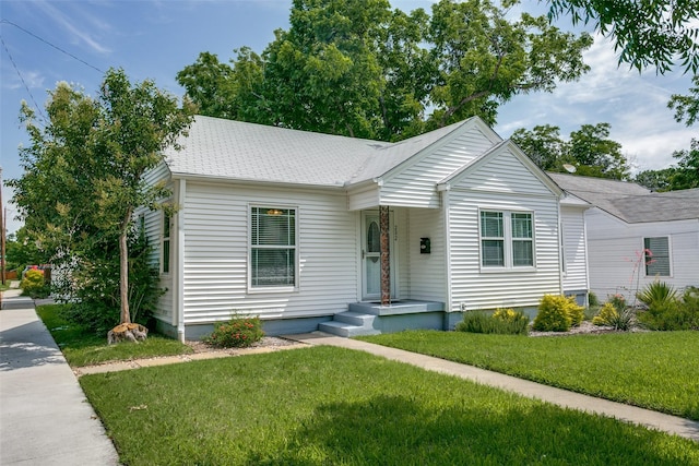 202 N St, Grand Prairie, TX 75050 - bungalow-style house with a front lawn and roof with shingles