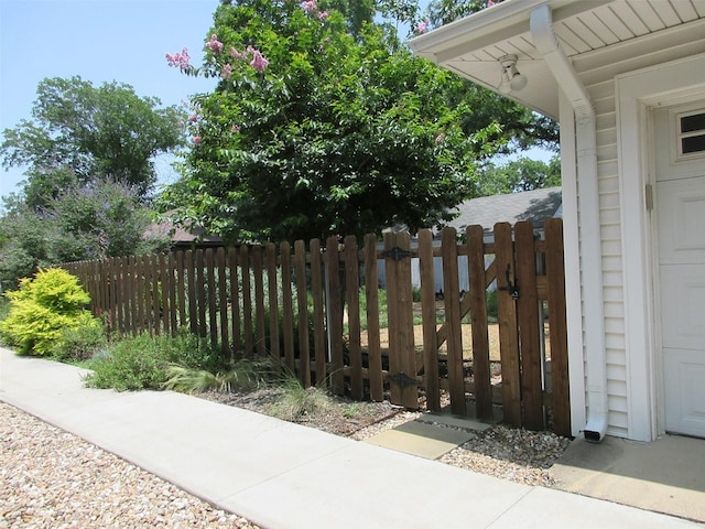 202 N St, Grand Prairie, TX 75050 - view of yard featuring a gate