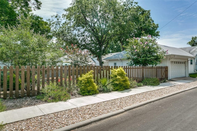 202 N St, Grand Prairie, TX 75050 - view of front facade with a garage
