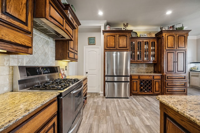 872 Hidden Pass, Royse City, TX 75189 - kitchen with stainless steel appliances, decorative backsplash, light stone counters, light wood-type flooring, and crown molding