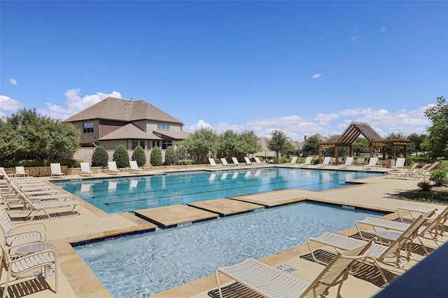 303 Highland Glen Dr, Wylie, TX 75098 - community pool with a patio area and a hot tub