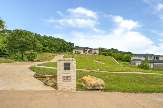 2522 Hardwick Ln, Cedar Hill, TX 75104 - view of front of house with a front yard and driveway