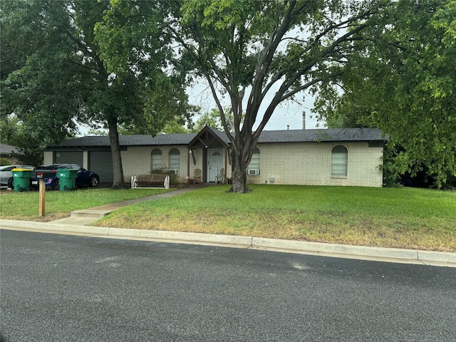 917 Susan St, Robinson, TX 76706 - single story home featuring brick siding, a front lawn, and an attached garage