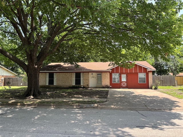 621 Lynnewood Ave, Burleson, TX 76028 - ranch-style home featuring brick siding and concrete driveway
