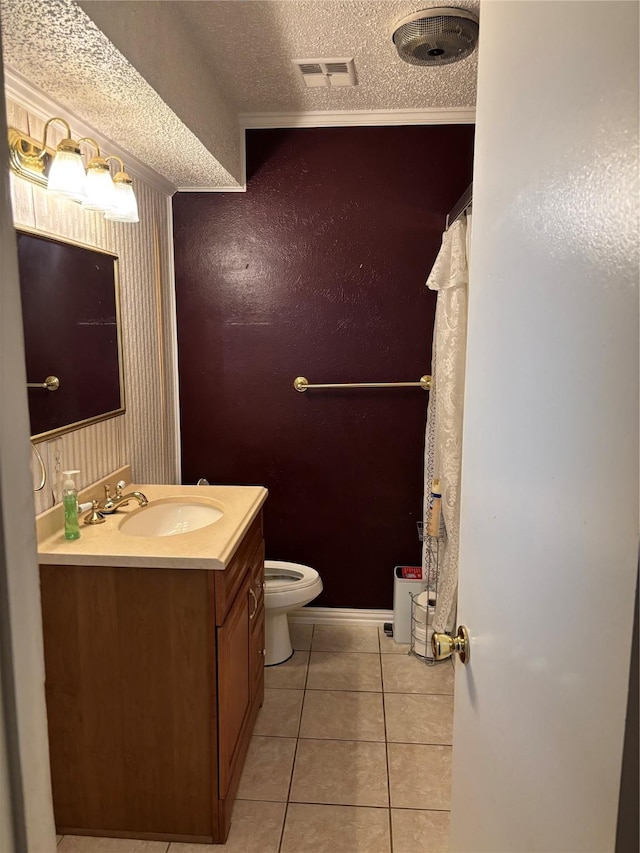 621 Lynnewood Ave, Burleson, TX 76028 - full bath featuring vanity, tile patterned floors, toilet, a textured ceiling, and a shower with curtain