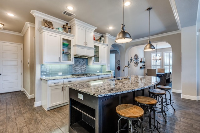 3900 Silent Water St, Mckinney, TX 75071 - kitchen featuring a sink, ornamental molding, white cabinetry, baseboards, and a breakfast bar area