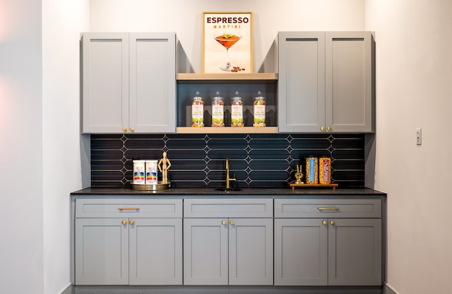 13845 Peyton Dr, Dallas, TX 75240 - indoor wet bar featuring decorative backsplash