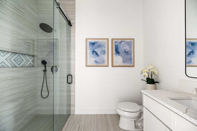13845 Peyton Dr, Dallas, TX 75240 - full bath featuring tiled shower, vanity, toilet, and baseboards