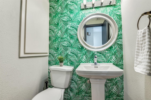 4040 Avondale Ave Unit 201, Dallas, TX 75219 - bathroom featuring wallpapered walls and toilet