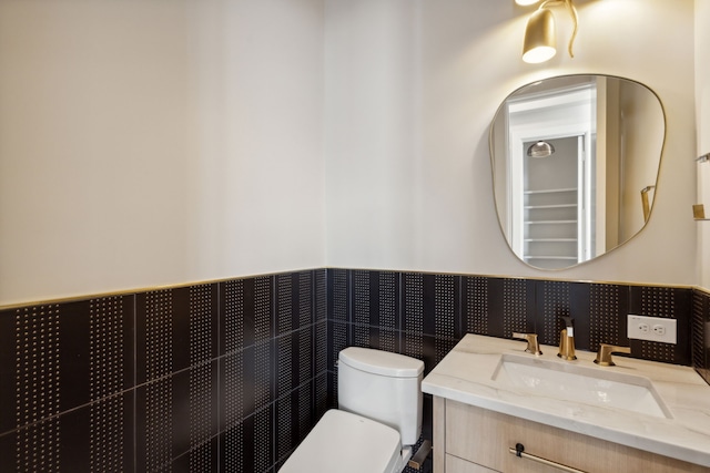 4929 Blaynes Vw, The Colony, TX 75056 - bathroom with toilet, vanity, and a wainscoted wall