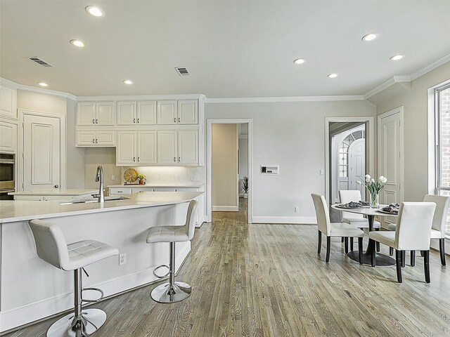 4033 Oakhaven Dr, Plano, TX 75093 - kitchen featuring ornamental molding, light wood-style flooring, recessed lighting, baseboards, and light countertops
