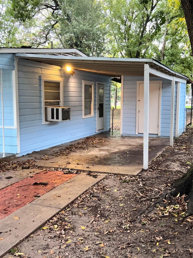 2907 W Collin St, Corsicana, TX 75110 - view of front of property featuring cooling unit and an outbuilding