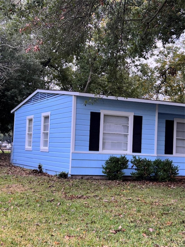 2907 W Collin St, Corsicana, TX 75110 - view of side of home with a yard