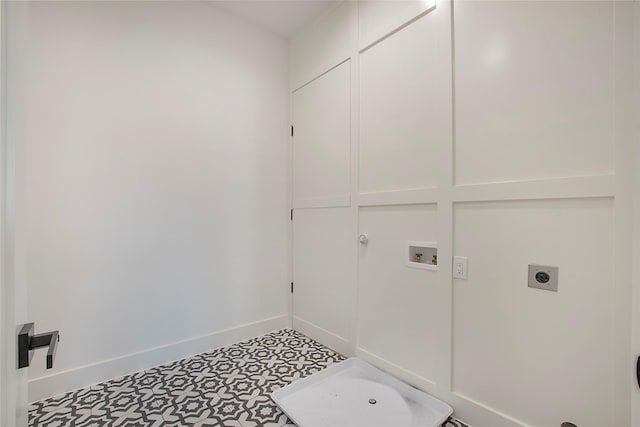 1903 Mcbroom St, Dallas, TX 75212 - laundry room featuring hookup for an electric dryer, baseboards, washer hookup, and cabinet space