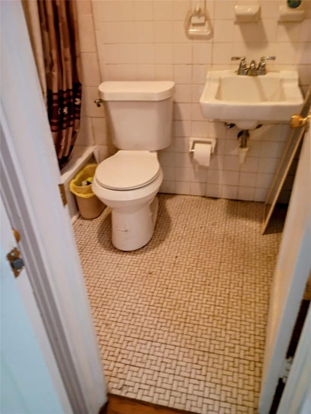 4330 Wabash Ave, Fort Worth, TX 76133 - bathroom with toilet, a sink, tile walls, and a shower with curtain