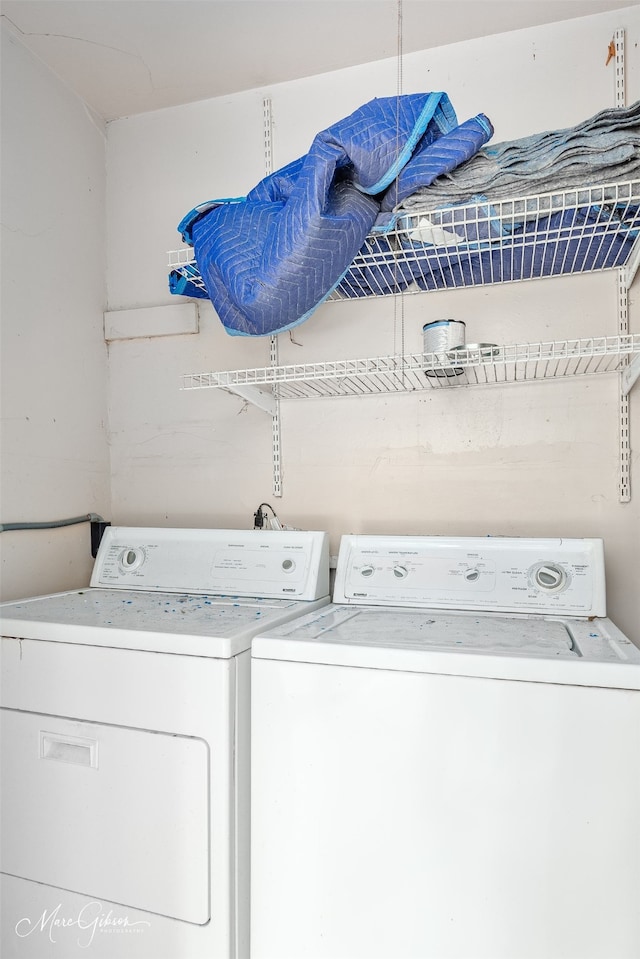 5710 Grover Pl, Shreveport, LA 71105 - washroom with washing machine and clothes dryer