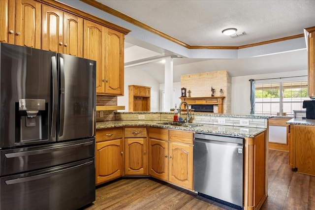 2809 Rock Church Hwy, Tolar, TX 76476 - kitchen featuring appliances with stainless steel finishes, a sink, a peninsula, dark wood-style flooring, and ornamental molding
