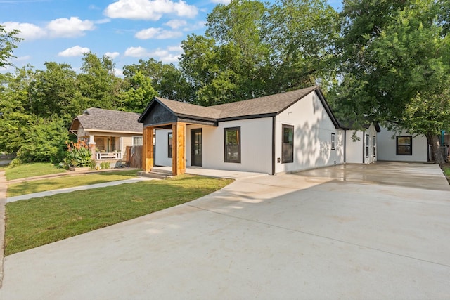 3009 Ave H, Fort Worth, TX 76105 - modern farmhouse with concrete driveway, a front yard, and a shingled roof