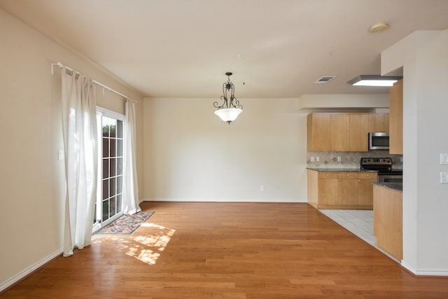 6624 Federal Hall St, Plano, TX 75023 - kitchen featuring appliances with stainless steel finishes, light wood-style flooring, backsplash, and hanging light fixtures