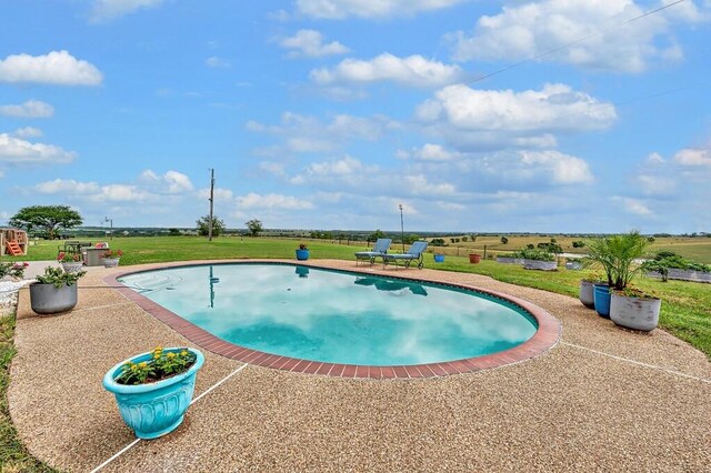 804 Heritage Pkwy, Axtell, TX 76624 - swimming pool featuring a lawn