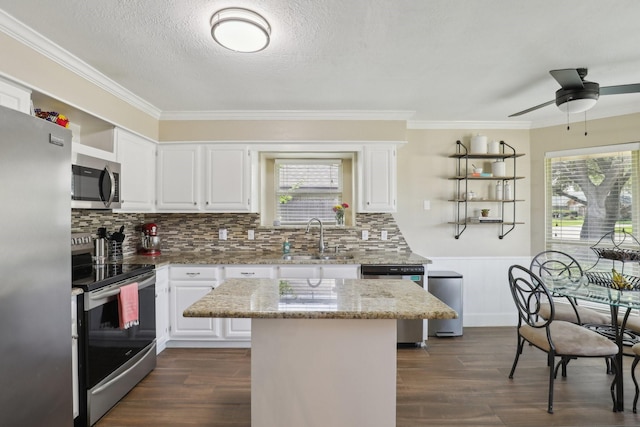 9 Chimney Rock Dr, Trophy Club, TX 76262 - kitchen with appliances with stainless steel finishes, a sink, ornamental molding, white cabinets, and dark wood-style floors