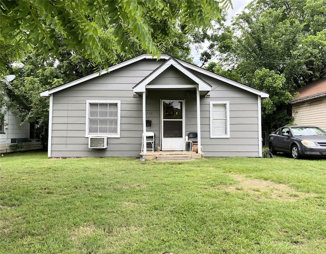 1212 W Cherry St, Paris, TX 75460 - bungalow-style home featuring a front lawn and ac unit