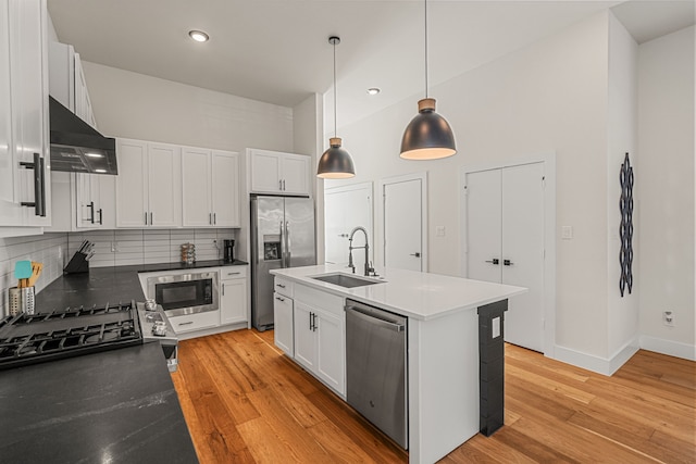 920 Muncie Ave, Dallas, TX 75212 - kitchen with stainless steel appliances, a sink, exhaust hood, backsplash, and light wood finished floors