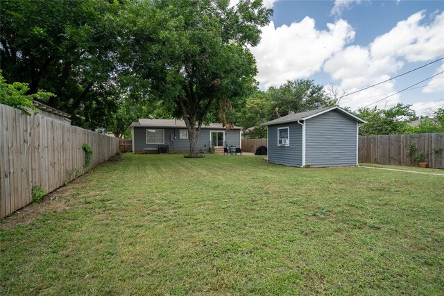 1306 S Oak Cliff Blvd, Dallas, TX 75208 - view of yard with an outbuilding